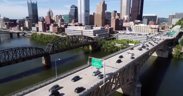 宾夕法尼亚匹兹堡的空中景观 白天与商业区和交通背景 Monongahela河与自由桥 — 图库视频影像
