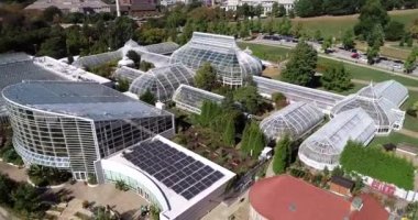 Phipps Konservatuarı ve Pittsburgh, Pennsylvania, ABD 'deki Botanik Bahçeleri. Schenley Park 'ın bahçıvanlık merkezinde botanik bahçeleri ve çelik cam bir Viktorya serası bulunuyor.
