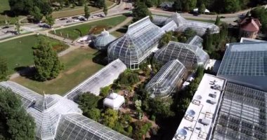 Phipps Konservatuarı ve Pittsburgh, Pennsylvania, ABD 'deki Botanik Bahçeleri. Schenley Park 'ın bahçıvanlık merkezinde botanik bahçeleri ve çelik cam bir Viktorya serası bulunuyor.