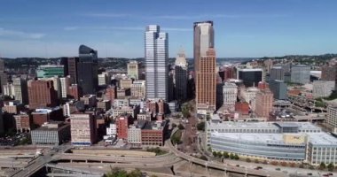 Pittsburgh, Pennsylvania 'nın hava manzarası. Arka planda iş bölgesi olan gündüz kuşağı