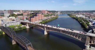 Pittsburgh Şehri, Pennsylvania. Gündüz vakti Aerial 'ın iş alanı görüşü ve arka planda trafik. Monongahela Nehri ve Köprüleri.