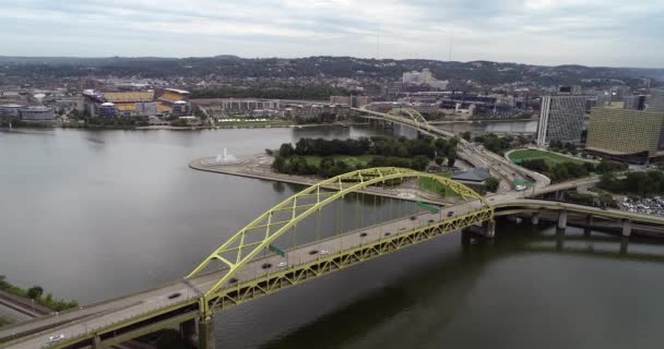 Puente Fort Pitt Pittsburgh Pennsylvania Tráfico Segundo Plano — Vídeos de Stock