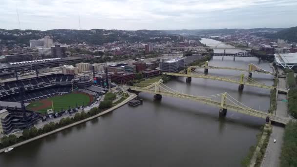宾夕法尼亚州匹兹堡市多云的天气 白天与商业区和河流有三座桥梁为背景 Pnc Park Background — 图库视频影像