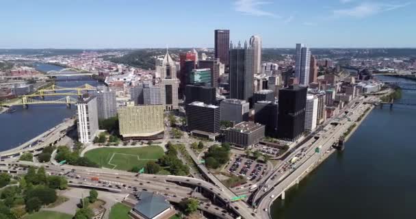Aerial View Pittsburgh Pennsylvania Daytime Business District River Background — Stockvideo