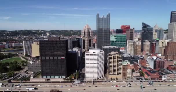 宾夕法尼亚匹兹堡的空中景观 背景为商业区的日间活动 — 图库视频影像