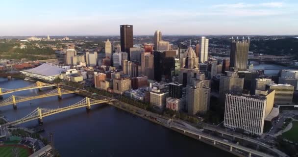 Aerial View Pittsburgh Pennsylvania Daytime Business District River Background — Stockvideo