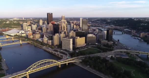 Aerial View Pittsburgh Pennsylvania Daytime Business District River Background — 비디오