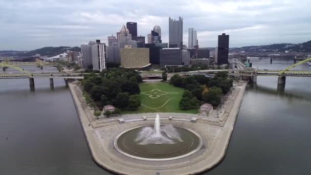 Point State Park Fountain Pittsburgh Pennsylvania Business District Background Skyscrapers — Vídeo de stock