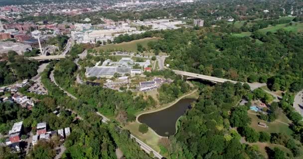 シェンリー パーク Schenley Park アメリカ合衆国ペンシルベニア州ピッツバーグ市 背景にあるフィップス音楽院と植物園 — ストック動画