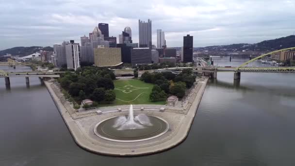 宾夕法尼亚州匹兹堡的点州公园 有喷泉 商业区和Allegheny河背景下的摩天大楼和桥梁 — 图库视频影像