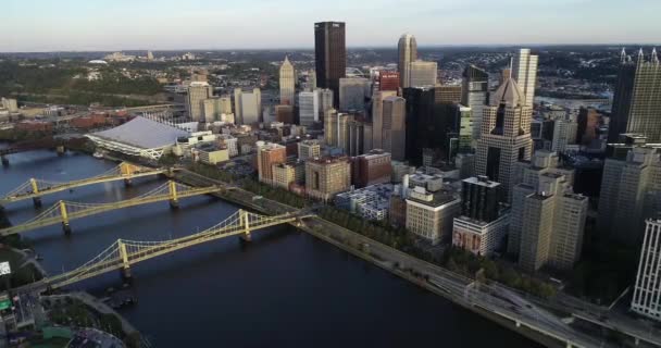 宾夕法尼亚匹兹堡市的空中景观 白天以商业区和Allegheny河为背景 — 图库视频影像