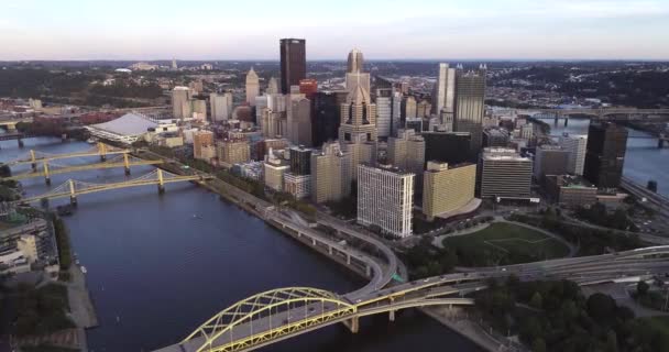 Aerial View Pittsburgh Pennsylvania Business District Allegheny River Train Bridge — 비디오
