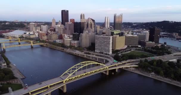 Luchtfoto Van Pittsburgh Pennsylvania Zakenwijk Rivieren Achtergrond — Stockvideo