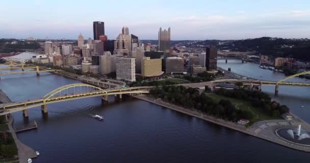 宾夕法尼亚匹兹堡的空中景观 背景中的商业区和河流 — 图库视频影像