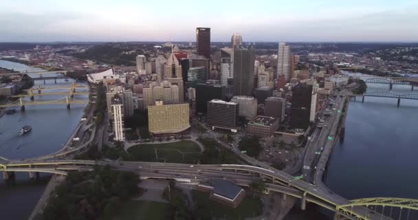 Luchtfoto Van Pittsburgh Pennsylvania Zakenwijk Rivieren Achtergrond Laat Avond — Stockvideo