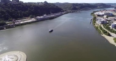 Pittsburgh, Pennsylvania 'nın hava manzarası. Monongahela ve Allegheny nehirlerinin birleşimi. Ohio nehri ve feribot arka planda