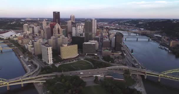Aerial View Pittsburgh Pennsylvania Business District Rivers Background Sunset Light — 비디오