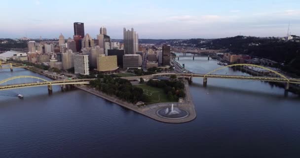 Aerial View Pittsburgh Pennsylvania Business District Rivers Background Point State — Stockvideo