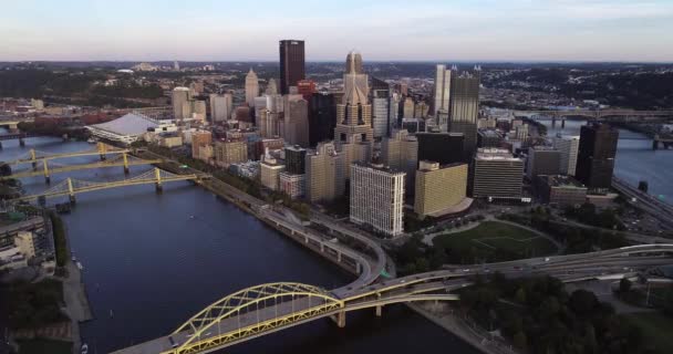 Aerial View Pittsburgh Pennsylvania Business District Drone Point View Bridges — 비디오