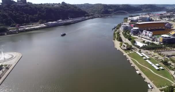 ペンシルベニア州ピッツバーグの空中風景 2つの川Monongahelaとアレゲニーの影響 オハイオ川を背景に — ストック動画