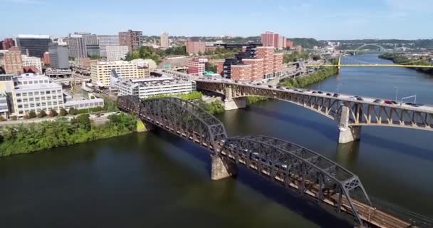 Flygfoto Över Pittsburgh Pennsylvania Dagtid Och Monongahela Floden Och Tunnelbanetåg — Stockvideo