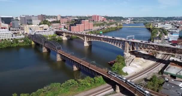 宾夕法尼亚匹兹堡的空中景观 背景在Panhandle桥上的白天和Monongahela河与地铁列车 — 图库视频影像