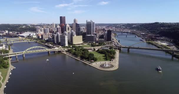 Luftaufnahme Von Pittsburgh Pennsylvania Tagsüber Mit Geschäftsviertel Und Flüssen Hintergrund — Stockvideo