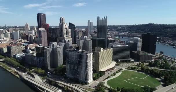 Aerial View Pittsburgh Pennsylvania Daytime Business District Rivers Background — Video