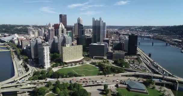 Aerial View Pittsburgh Pennsylvania Daytime Business District Rivers Background — Stockvideo