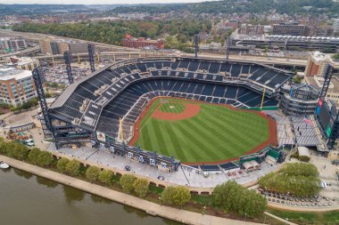 Pittsburgh, Pennsylvania 'daki PNC Baseball Parkı. PNC Park 2001 'den beri Pittsburgh Pirates' a ev sahipliği yapıyor. Drone Bakış Açısı
