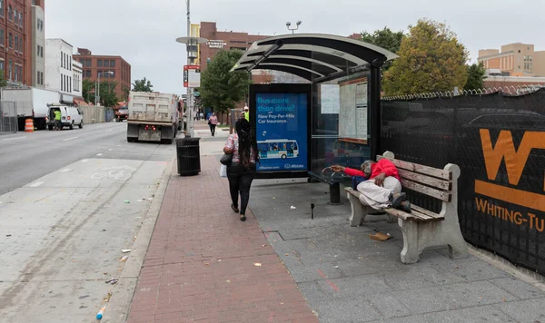 美国马里兰州巴尔的摩 2019年10月2日 无家可归的人睡在马里兰州巴尔的摩的公共汽车站台上 — 图库照片