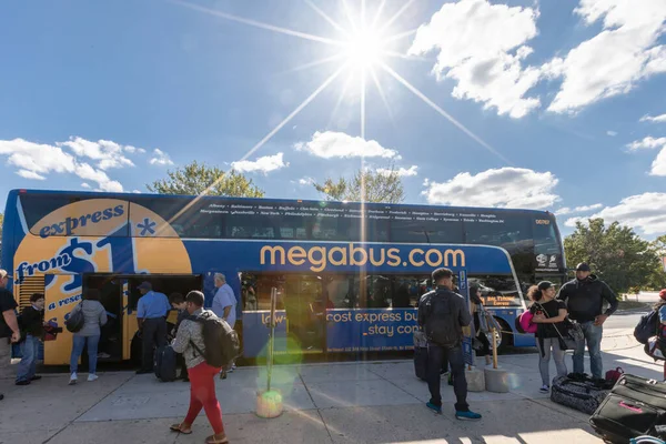 Baltimore Maryland Października 2019 Przystanek Baltimore Megabus Pasażerowie Zaczęli Schodzić — Zdjęcie stockowe