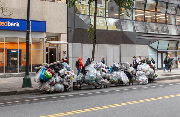 Manhattan Nyc Października 2019 Pracownicy Dsny Zbierają Śmieci Ulicy Miejskiej — Zdjęcie stockowe