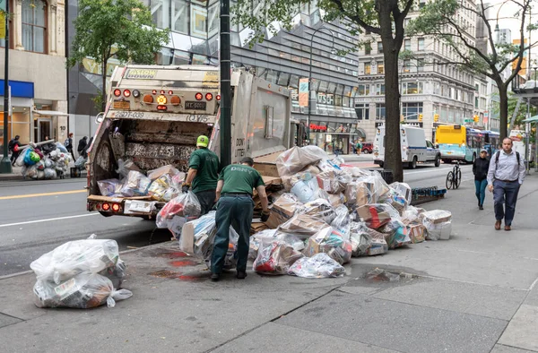 纽约曼哈顿 2019年10月8日 Dsny员工在城市街道上收集垃圾 纽约卫生局负责处理垃圾问题 — 图库照片