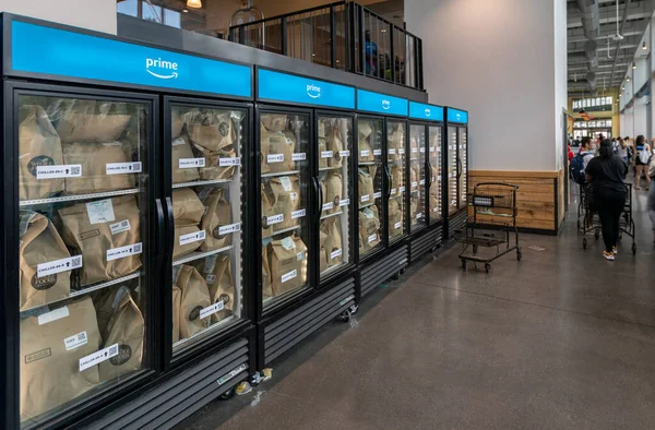 Philadelphia Pennsylvania September 2019 Aisle Refrigerators Foods Market Holding Amazon — Foto de Stock