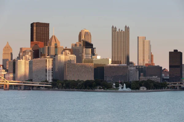 Pittsburgh Cityscape Ohio River Background Business District Sunset Light — Stok fotoğraf