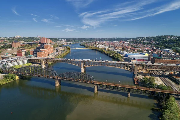 Pittsburgh Skyline Downtown Business District Train Bridge Liberty Bridge Clear — Stockfoto