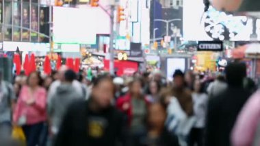 Kimliği belirsiz şehir sakinleri, Manhattan, New York 'ta tanınmayan turistler. 5. Cadde. Bulanık Arkaplan. Gündüz