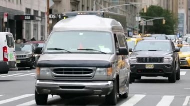 New York, Manhattan 'da trafik sıkışık. Kamyon, taksi, Backgroun 'da toplu taşıma taksisi. Gündüz