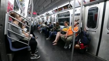 New York Metro Train Train People işe metroyla gidiyor kalabalık şehir treni MTA 'sı. Manhattan.