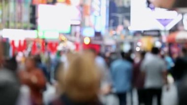 Kimliği belirsiz şehir sakinleri, Manhattan, New York 'ta tanınmayan turistler. 5. Cadde. Bulanık Arkaplan. Gündüz