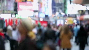 Kimliği belirsiz şehir sakinleri, Manhattan, New York 'ta tanınmayan turistler. 5. Cadde. Bulanık Arkaplan. Gündüz