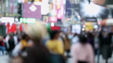Kimliği belirsiz şehir sakinleri, Manhattan, New York 'ta tanınmayan turistler. 5. Cadde. Bulanık Arkaplan. Gündüz