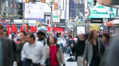 Anonim Şehir Kalabalığının Hızlı Manzarası, Manhattan, New York 'ta tanınmayan turistler. 7. Cadde. Bulanık Arkaplan. Gündüz