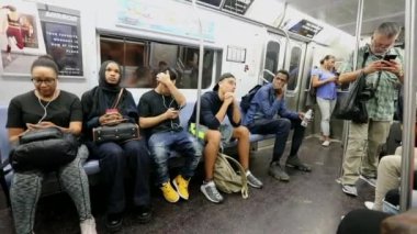 New York Metro Train Train People işe metroyla gidiyor kalabalık şehir treni MTA 'sı. Manhattan.