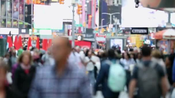 不知名的城市人群通勤 难以辨认的游客步行在曼哈顿 第五大道 混乱的背景 白天时间 — 图库视频影像
