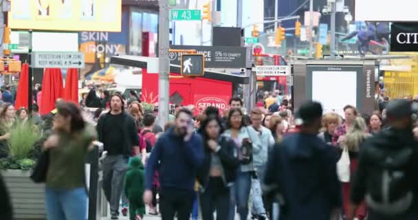 Anonymous Urban Crowd Commuters Unrecognizable Tourists Walking Manhattan Nyc 7Th — Vídeo de Stock