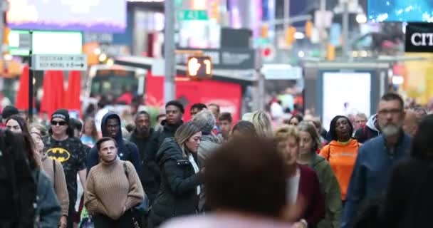 Anonymous Urban Crowd Commuters Unrecognizable Tourists Walking Manhattan Nyc Times — Stok video