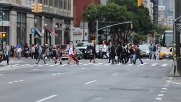 Blurry People Crossing Street Traffic Nyc Manhattan Traffic Cabs Public — Stockvideo