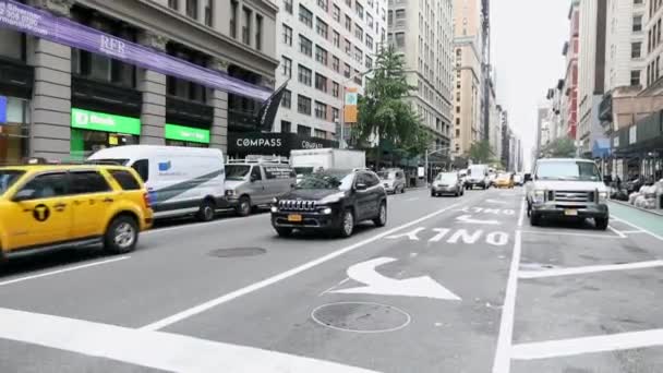 Codziennie Rano Ruch Nowym Jorku Manhattanie Taksówki Transport Publiczny Policja — Wideo stockowe